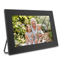 Cadre photo numérique Wi-Fi 10,1 pouces tactile 32 Go noir posé sur son pied